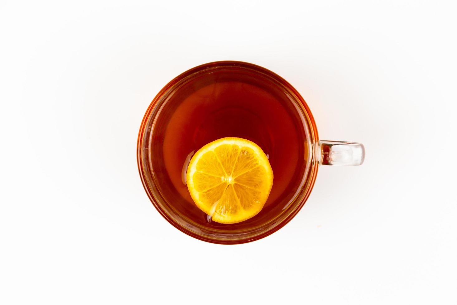vista superior chá na xícara com hortelã e limão isolado no fundo branco foto