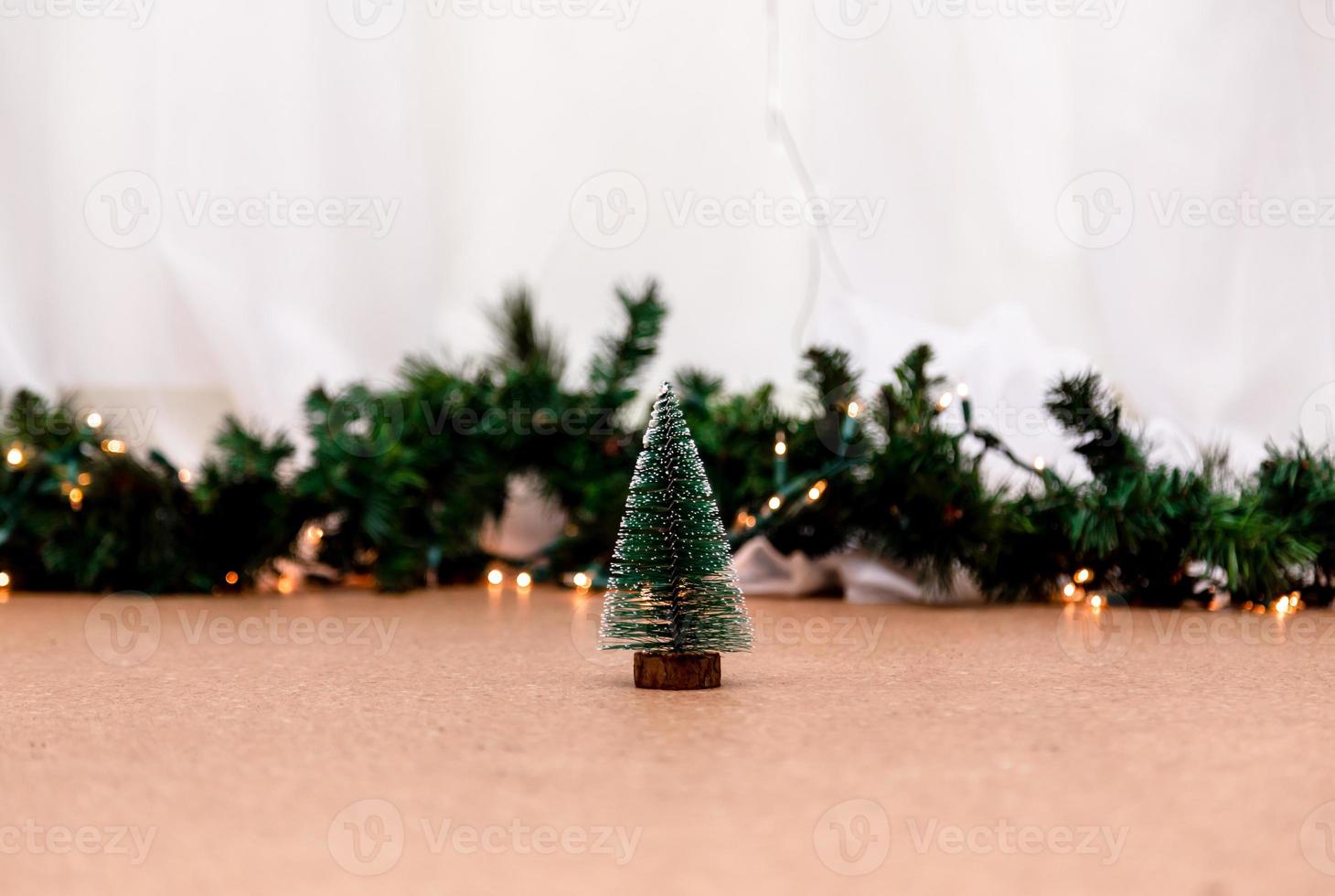 árvore de natal em miniatura no fundo desfocado com luzes de natal foto