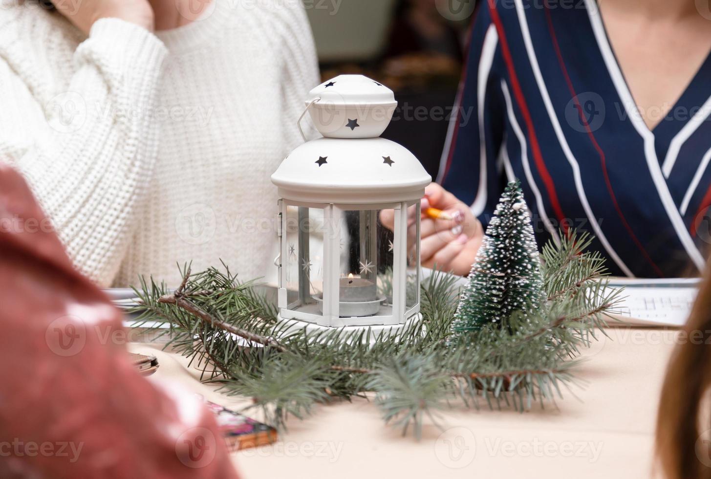 um castiçal de metal branco com vela na mesa de natal foto