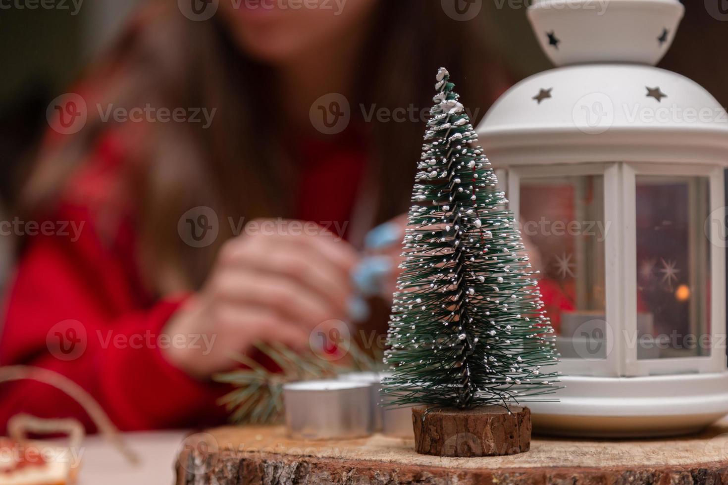 brinquedo decorativo para árvore de natal em um suporte de madeira foto