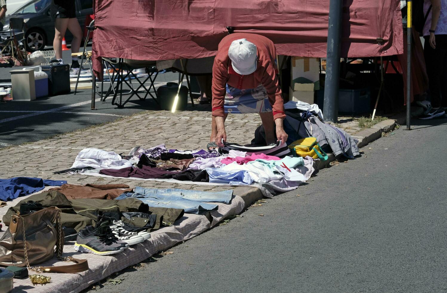 13 pode 2023, Lisboa, Portugal - pessoas examinando a bens em exibição às a famoso feira da ladra - pulga mercado - dentro Lisboa, Portugal. foto