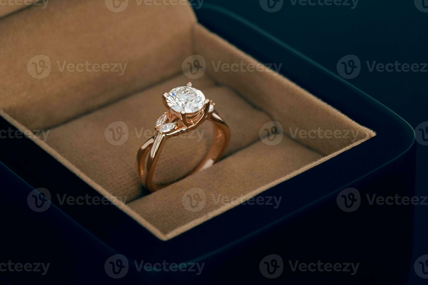 noivado ouro anel com luxo diamante foto