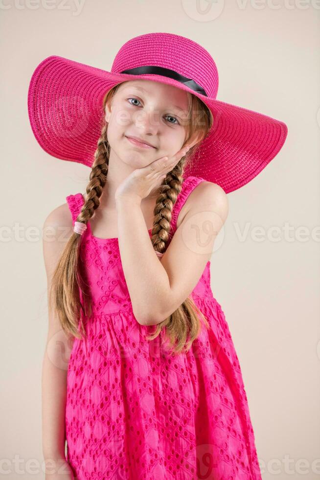 pequeno menina com Rosa vestir e chapéu foto