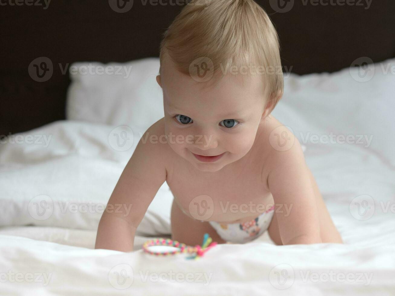 bebê rastejando em a cama foto