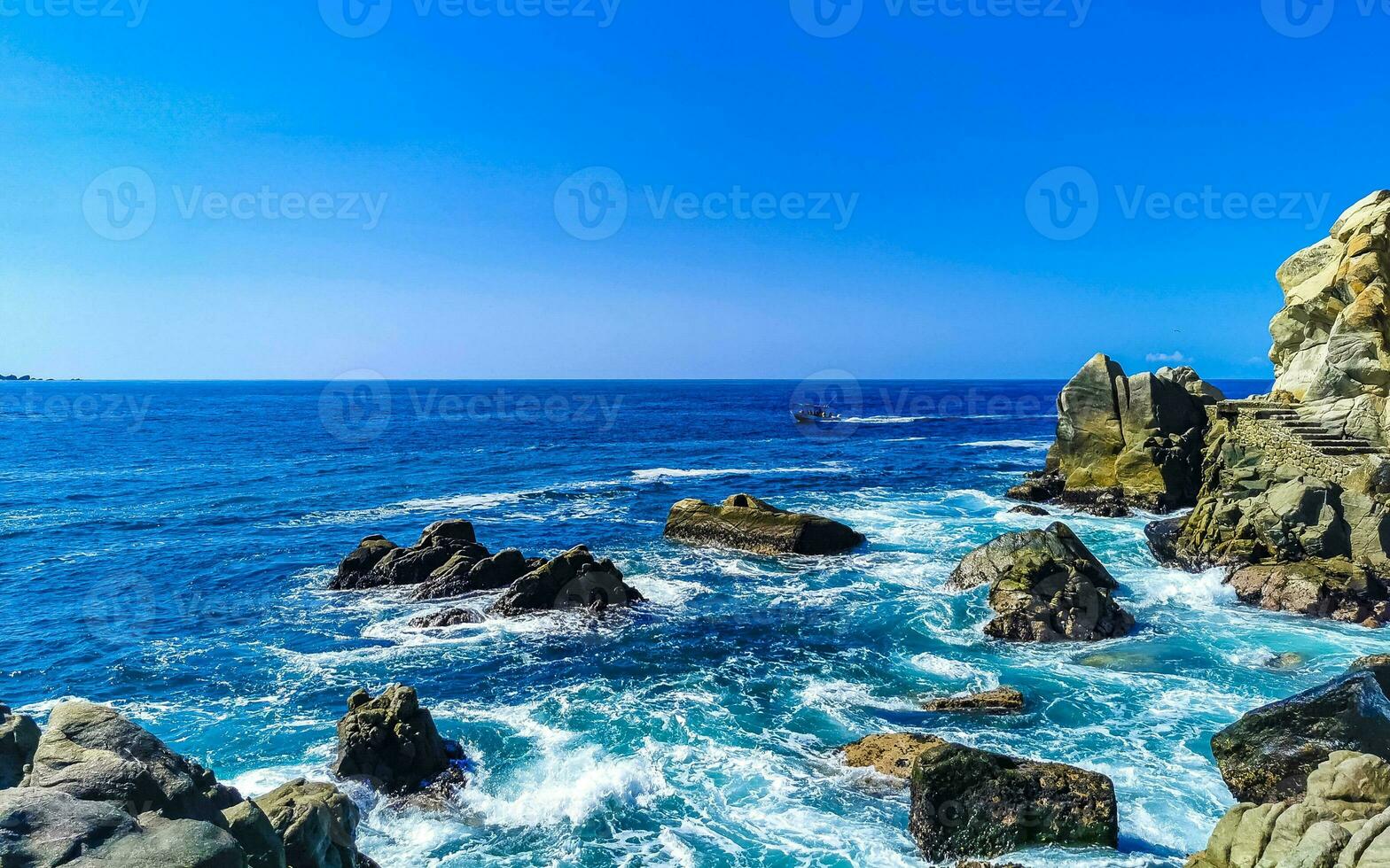 surfista ondas turquesa azul água pedras falésias pedregulhos porto escondido. foto