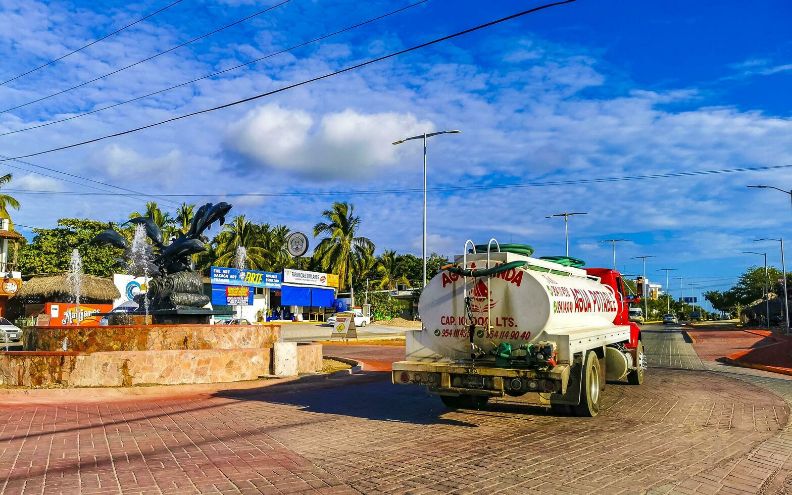 porto escondido Oaxaca México 2023 mexicano água caminhão carga transportador Entrega carros dentro porto escondido México. foto