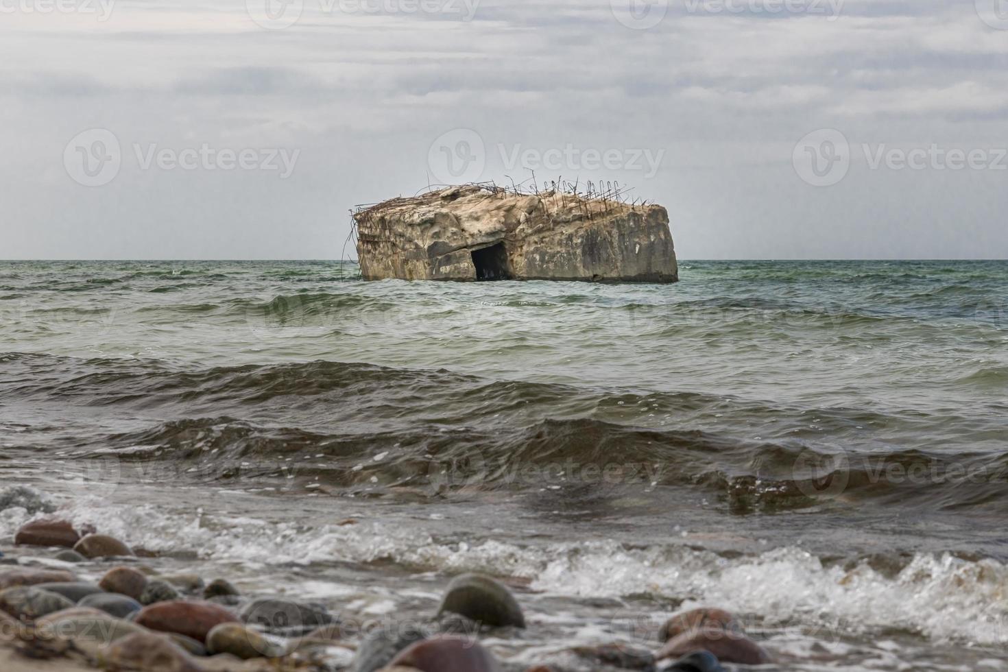 antigo bunker alemão é lavado no mar da costa do Báltico foto