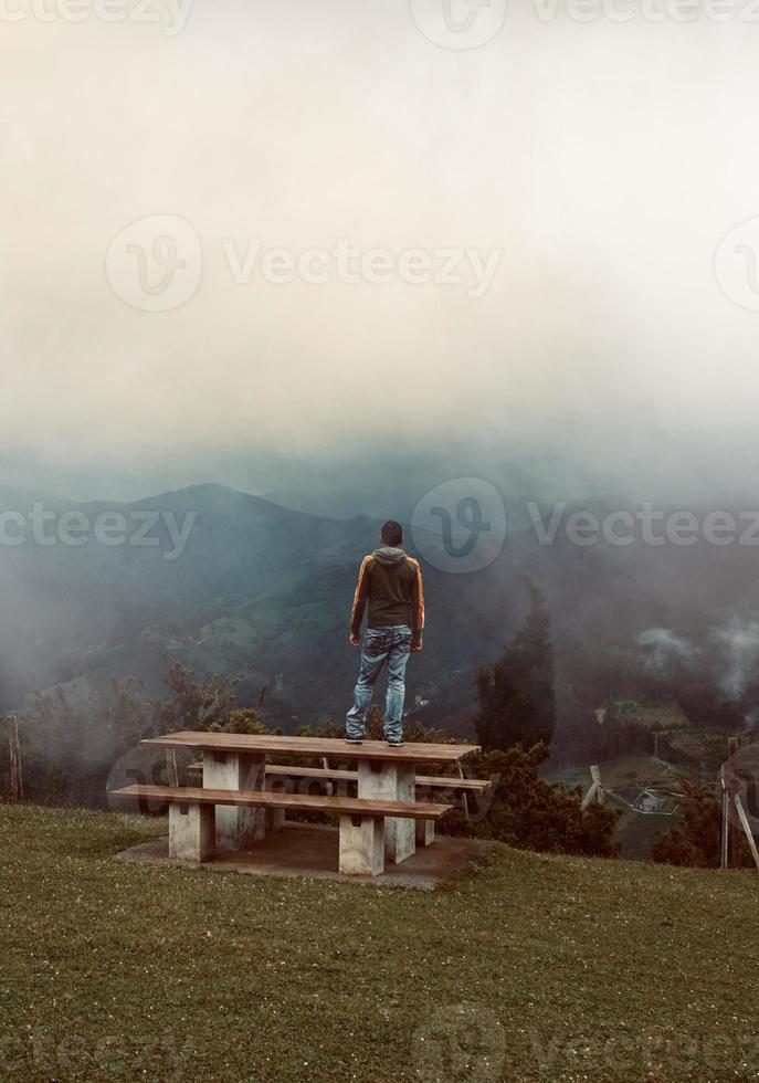 homem caminhando na montanha em bilbao espanha foto