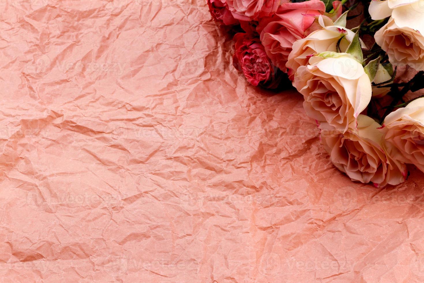 um buquê de lindas rosas em um fundo rosa artesanal com espaço para texto foto