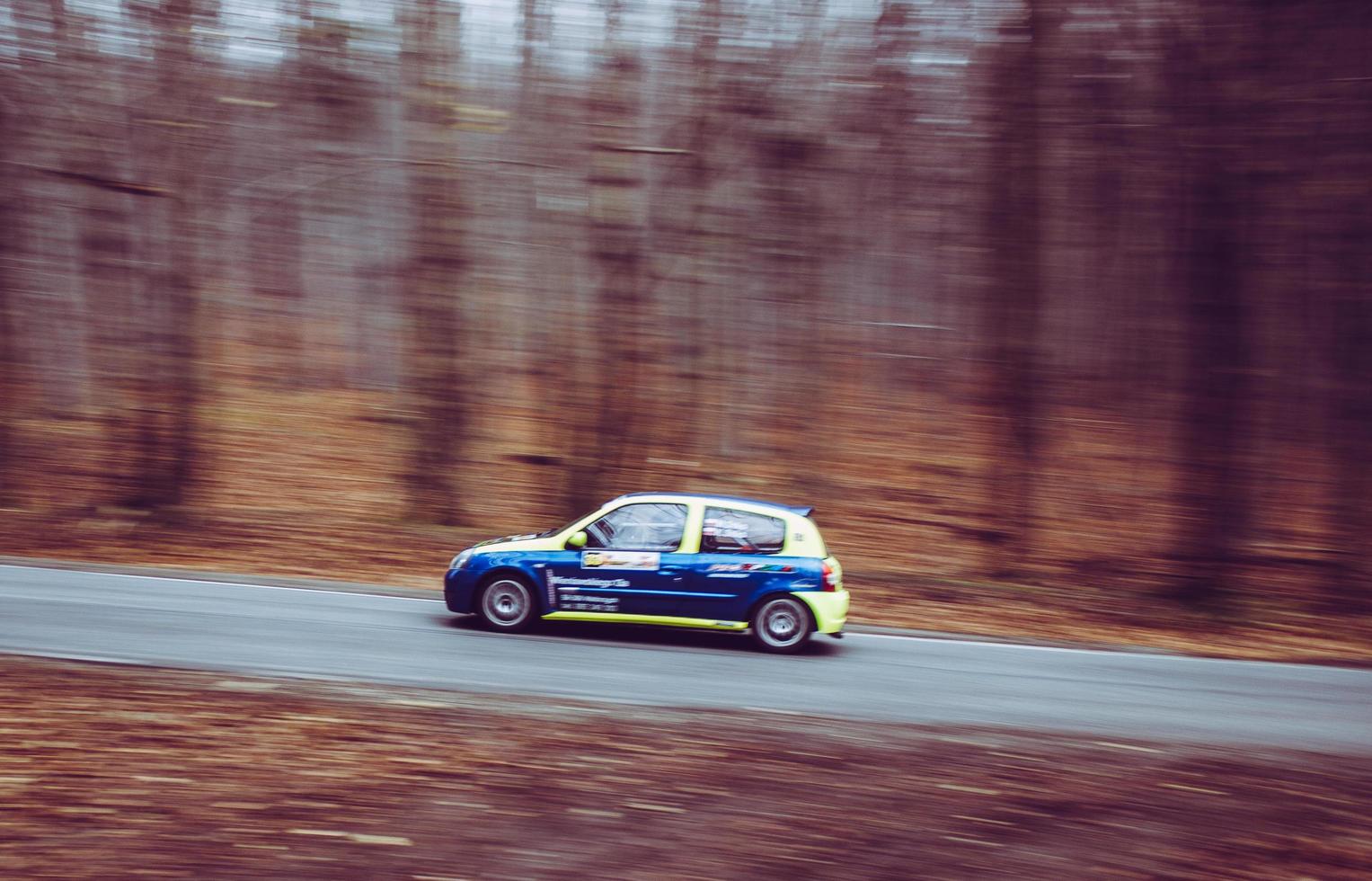 um carro de rally durante uma corrida foto