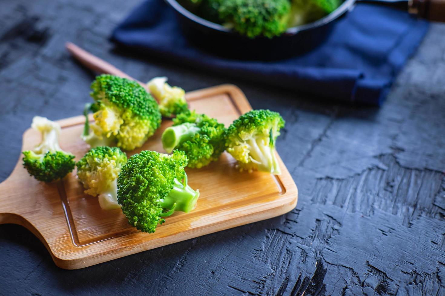 cozinhar vegetais frescos de brócolis alimentos saudáveis foto