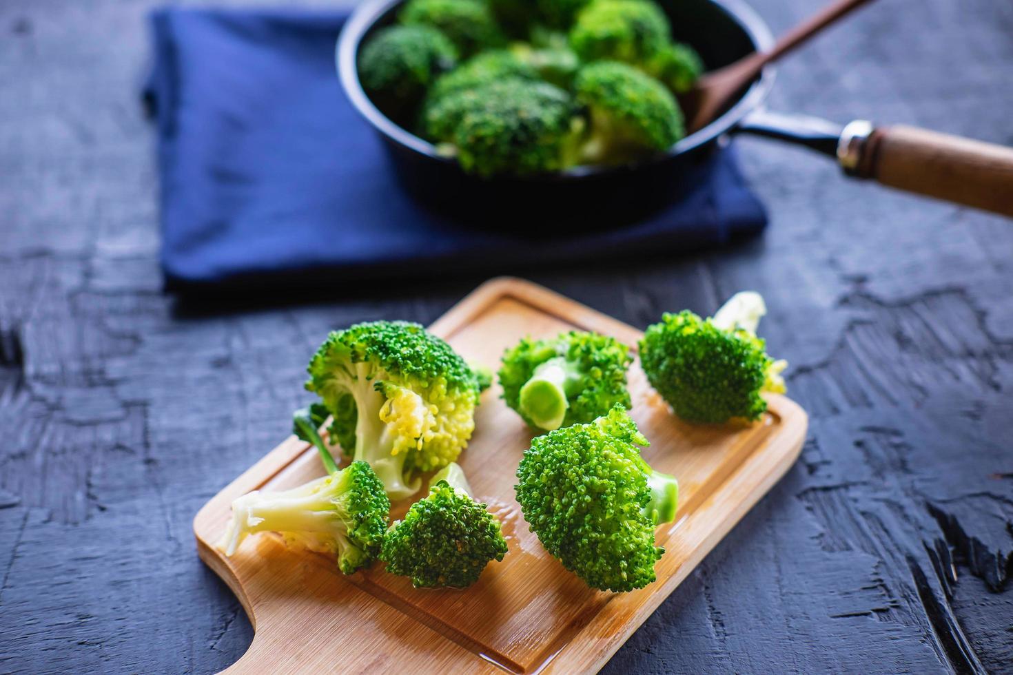 cozinhar vegetais frescos de brócolis alimentos saudáveis foto