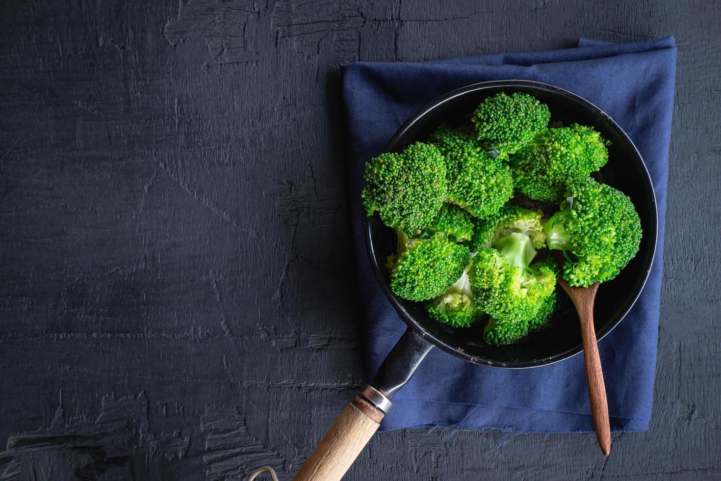 cozinhar vegetais frescos de brócolis alimentos saudáveis foto