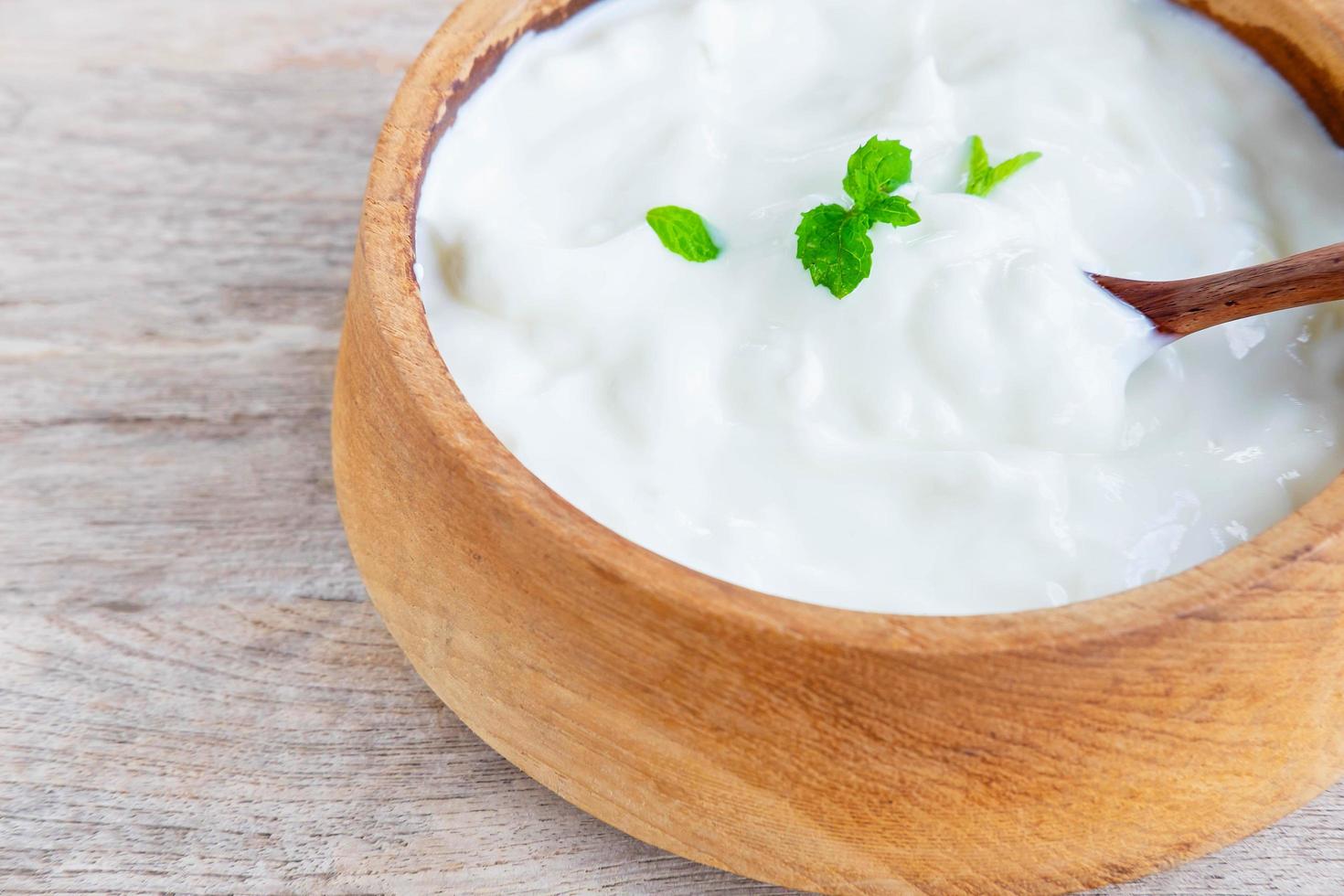 iogurte natural saudável em uma mesa de madeira foto