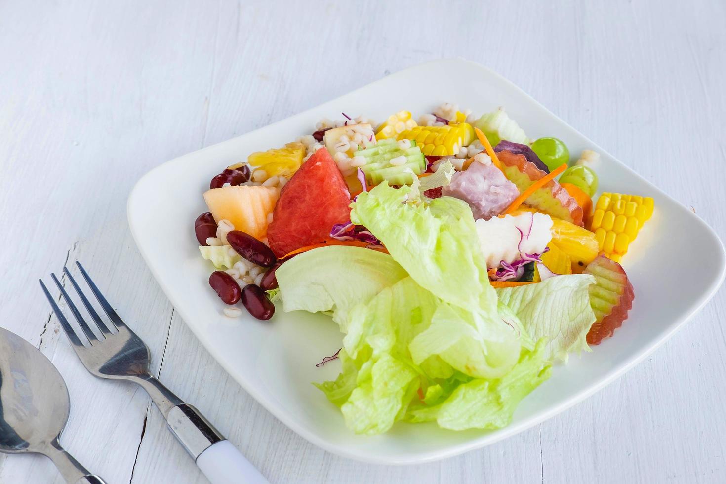 salada de frutas e vegetais saudável foto