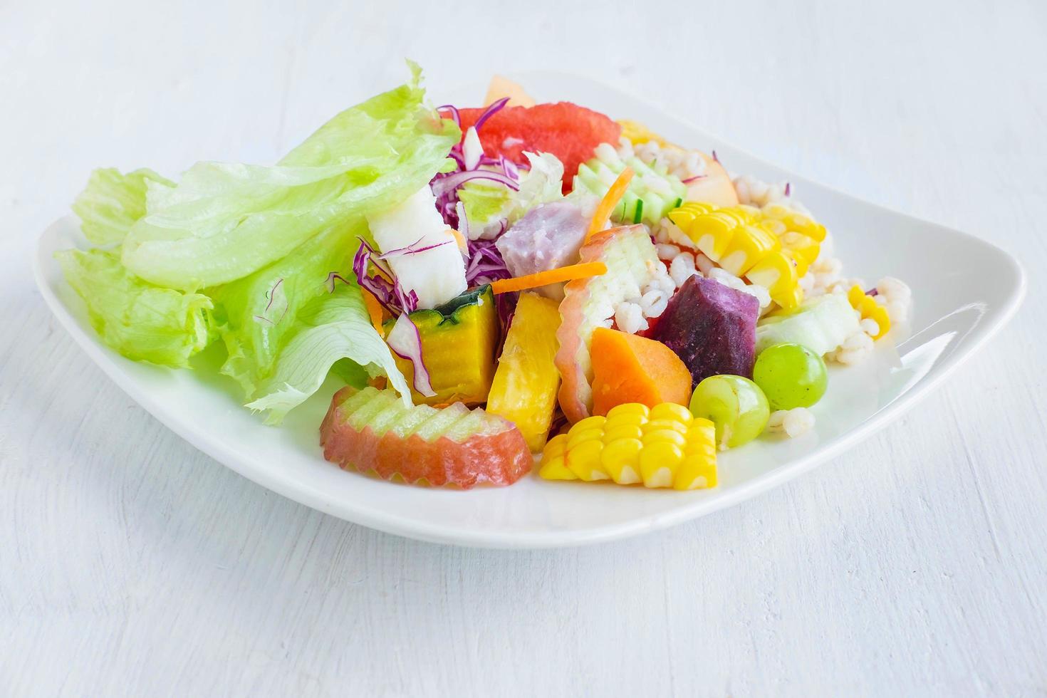 salada de frutas e vegetais saudável foto