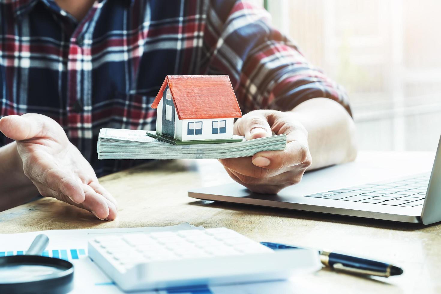 corretor imobiliário mostra a forma de empréstimo para comprar uma casa foto