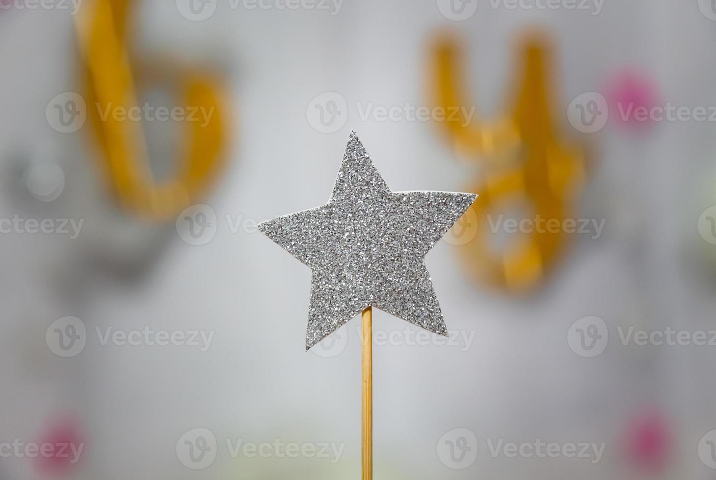 decoração estrela de prata feita com glitter sobre fundo cinza foto