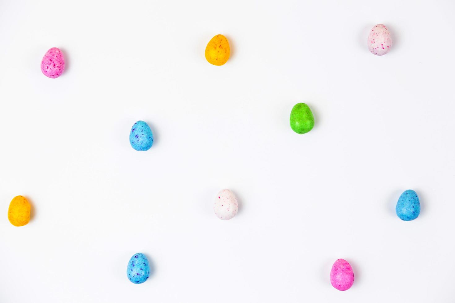 ovos de páscoa coloridos feitos à mão em miniatura, isolados em um fundo branco foto