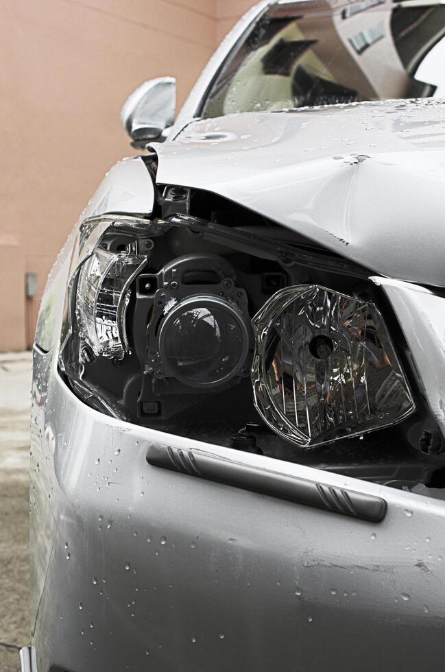 acidente de carro com farol quebrado em acidente foto