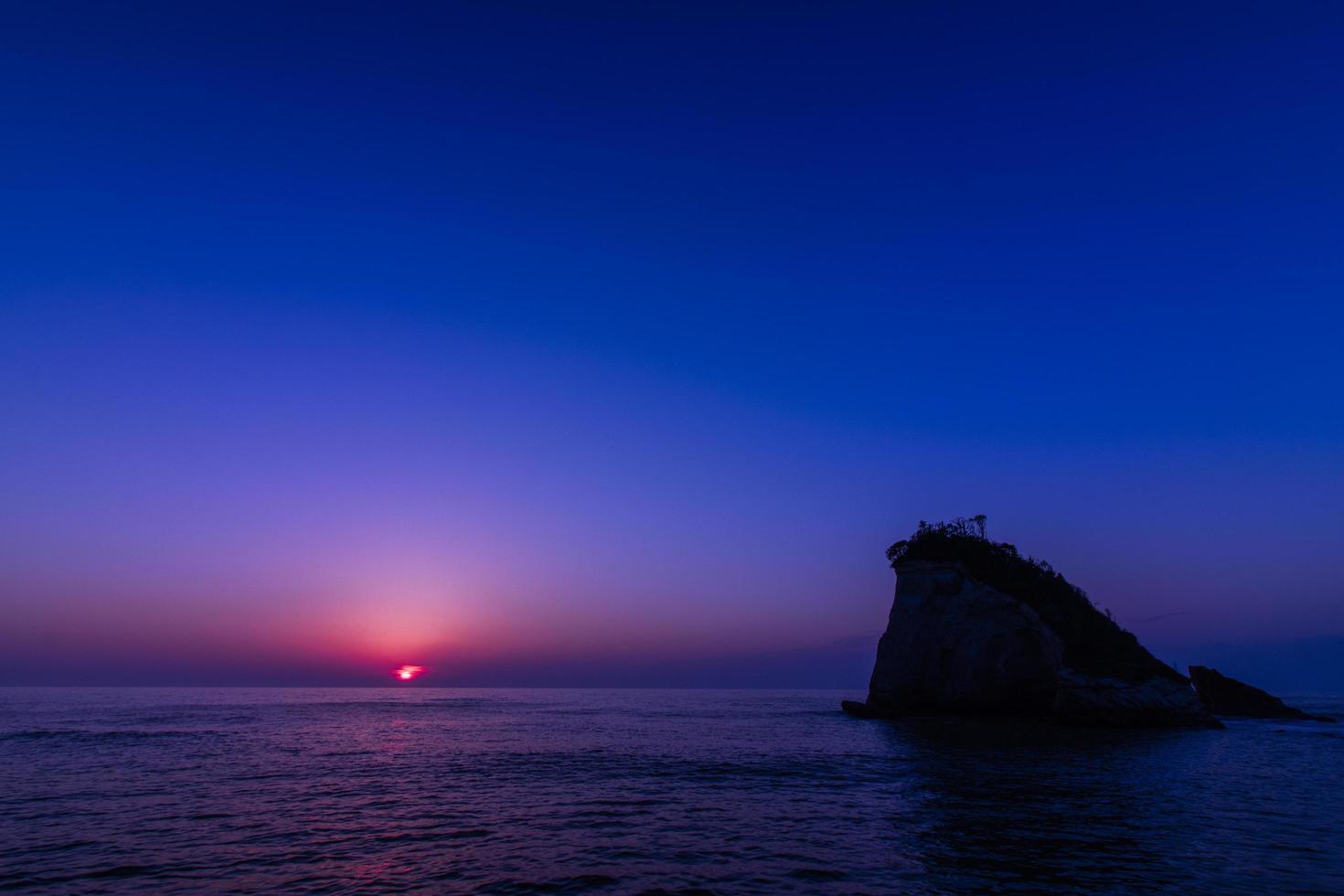 nascer do sol com céu azul profundo da praia na primavera foto