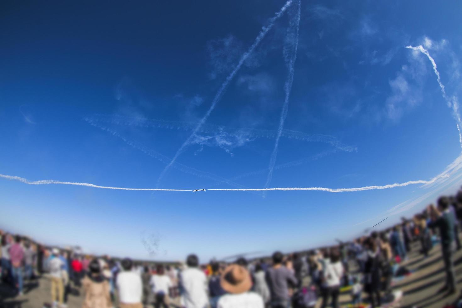 show aéreo acrobático na base aérea de iruma no outono foto