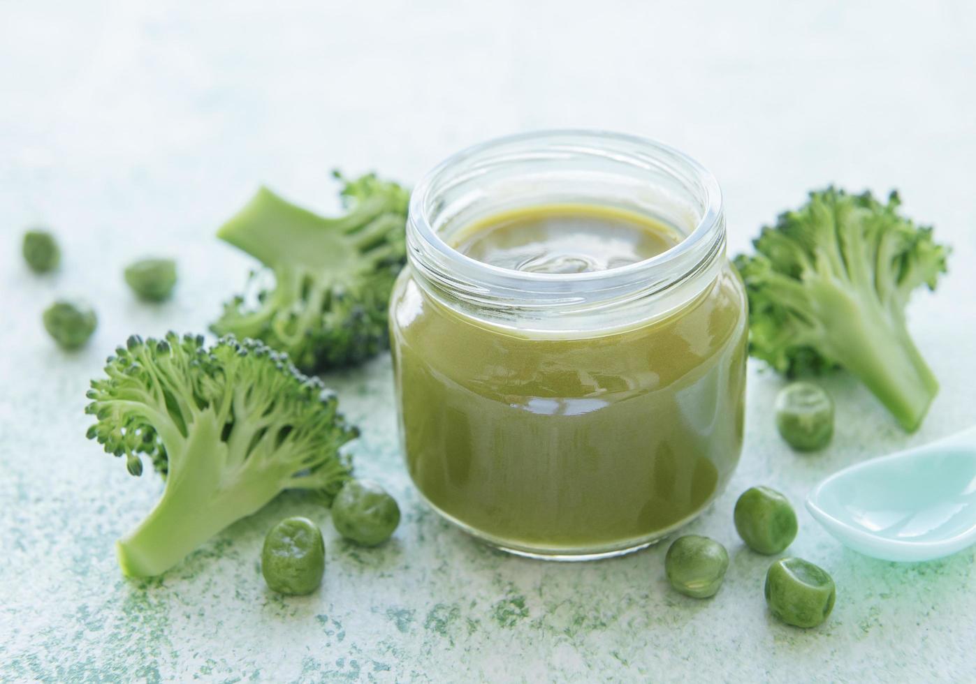 purê de brócolis verde orgânico de comida para bebê com ingredientes foto