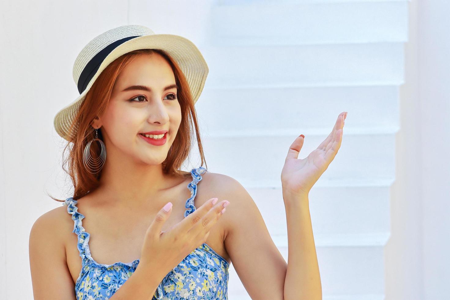 Mulher asiática sorrindo enquanto está em casa foto