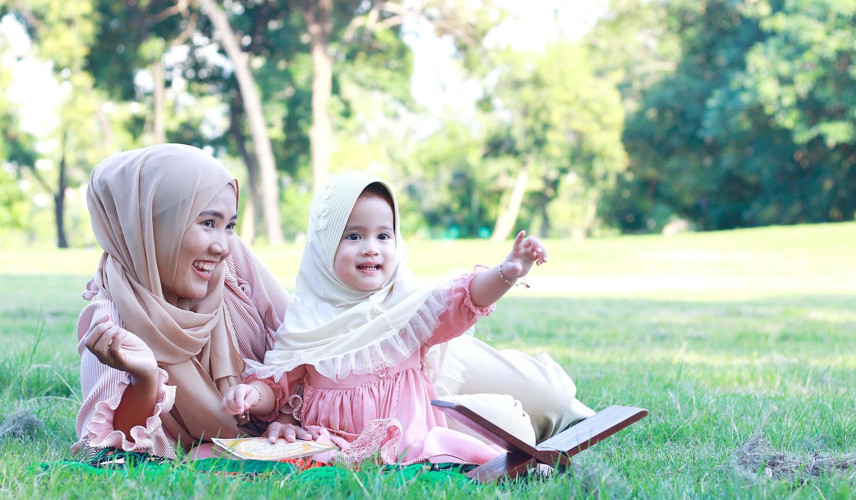 mãe e filha muçulmanas aproveitando suas férias no parque foto