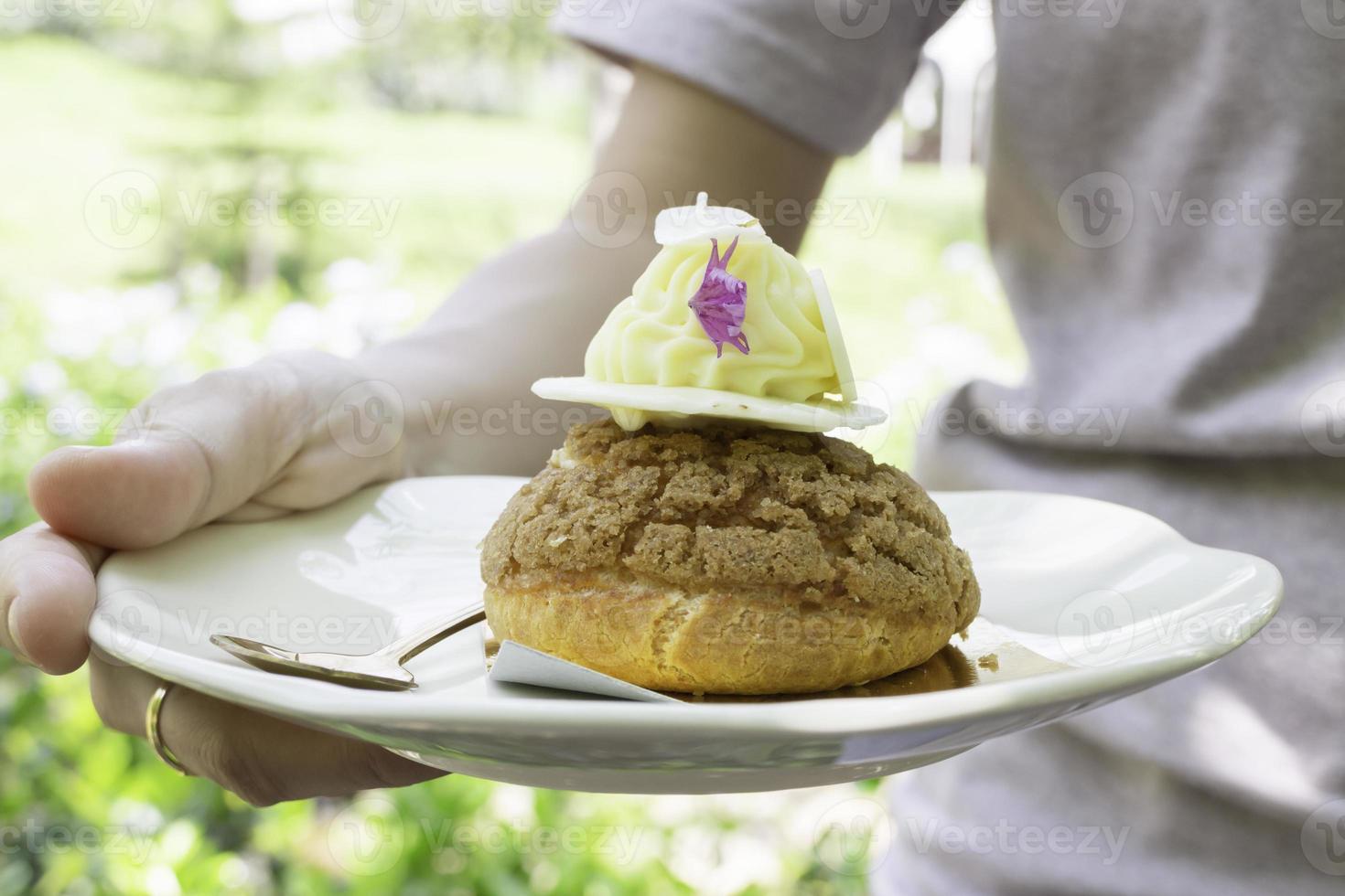 Pãezinhos de massa de choux polvilhada com chocolate branco foto