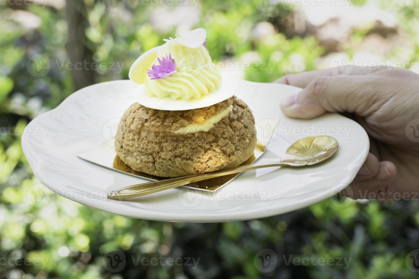 Pãezinhos de massa de choux polvilhada com chocolate branco foto