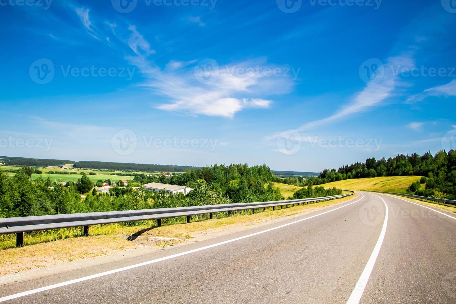 estrada vazia em um dia ensolarado de verão foto