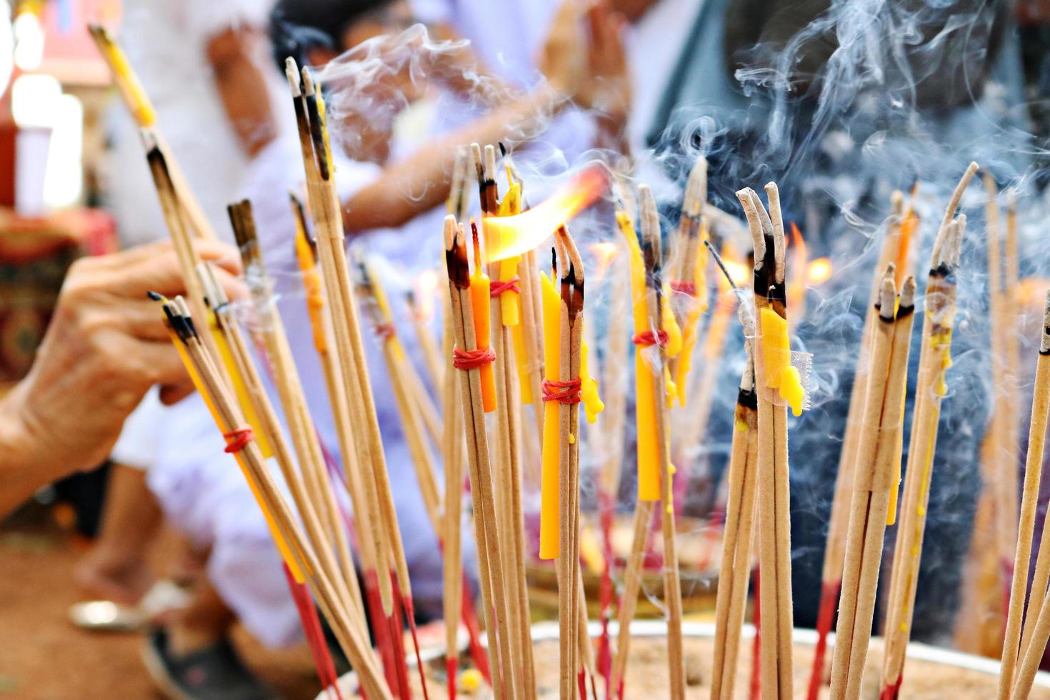 acender o incenso e acender a vela do budismo foto