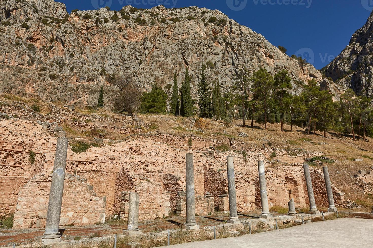 o templo de apolo em delphi, grécia em um dia de verão foto