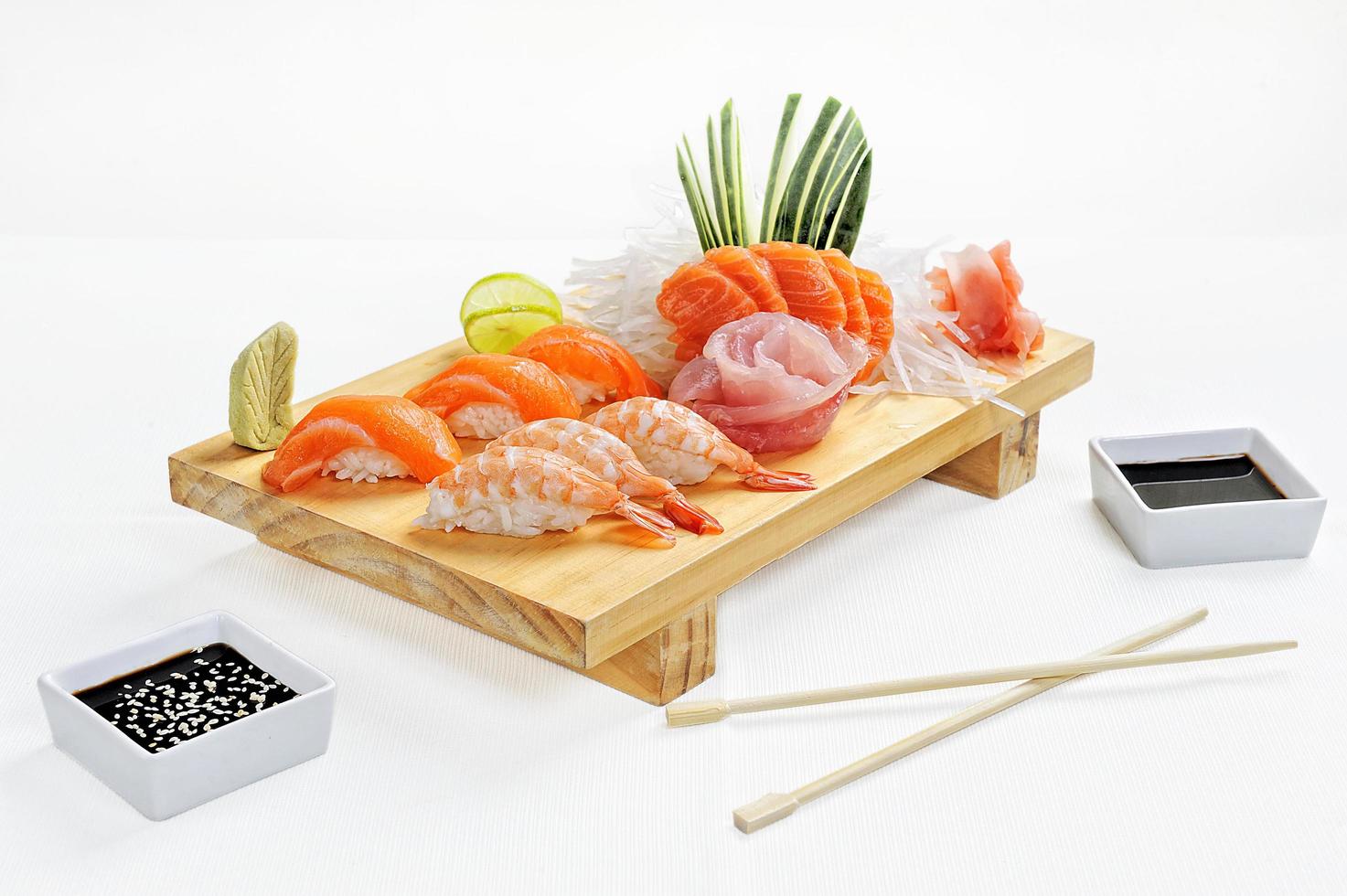 comida japonesa consiste em arroz, salmão, sushi, berinjela foto