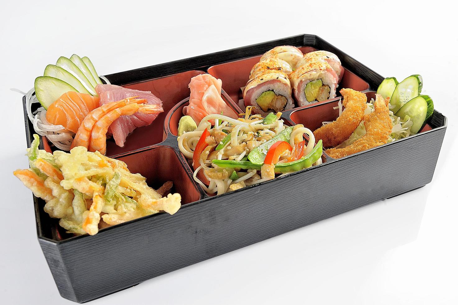 conjunto de comida japonesa sushi e tempura foto