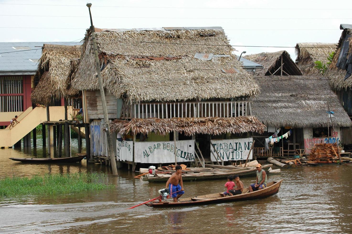 as favelas da vila de belen em iquitos foto