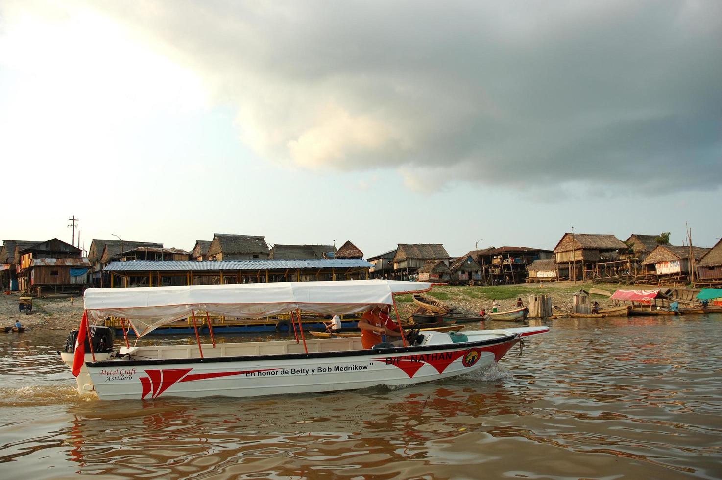 as favelas da vila de belen em iquitos foto