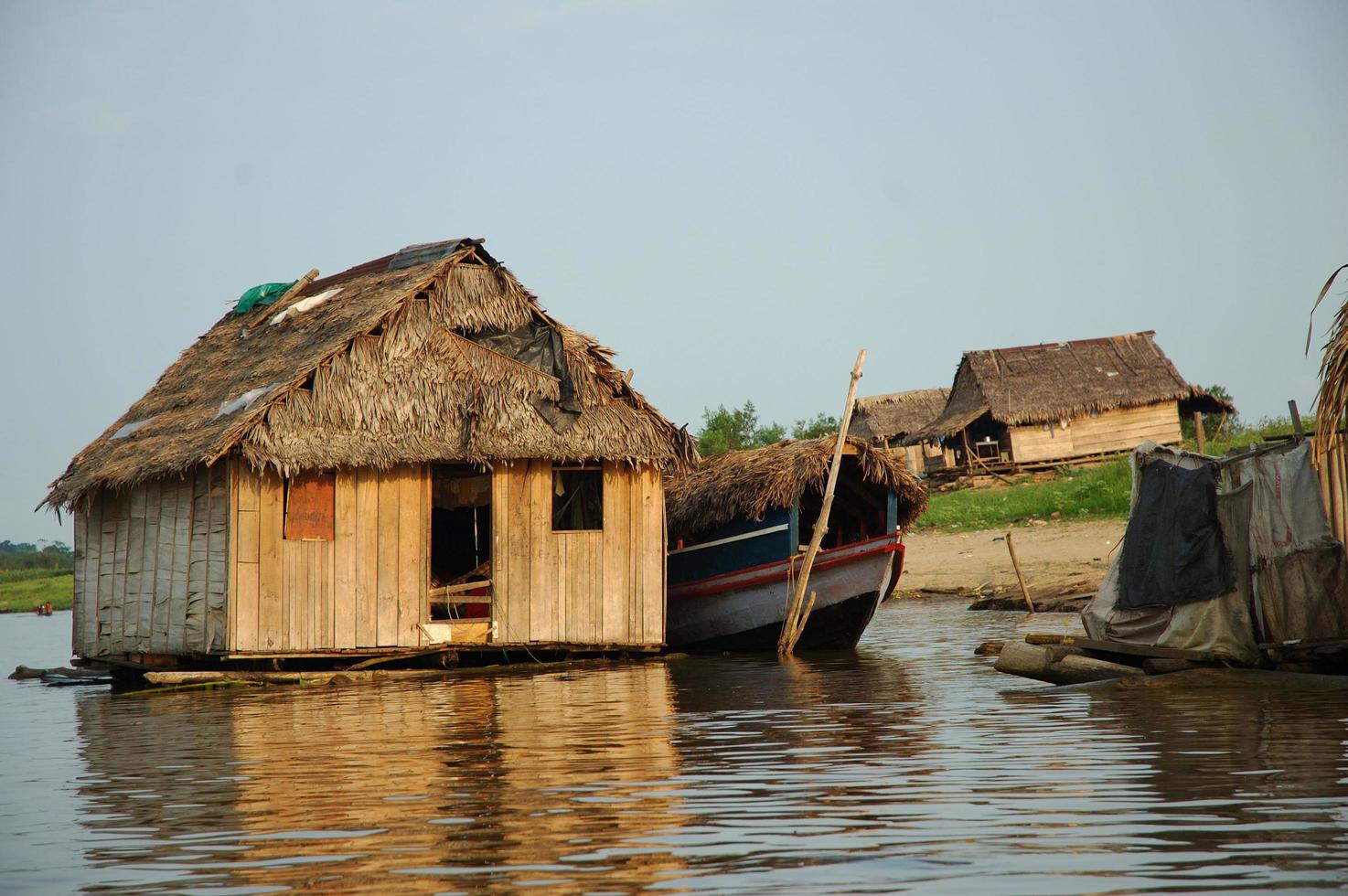 as favelas da vila de belen em iquitos foto