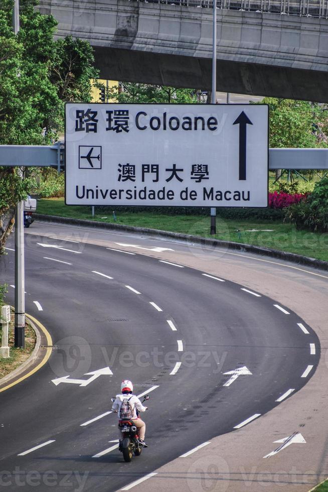 vista de uma estrada na cidade de macau, china, 2020 foto