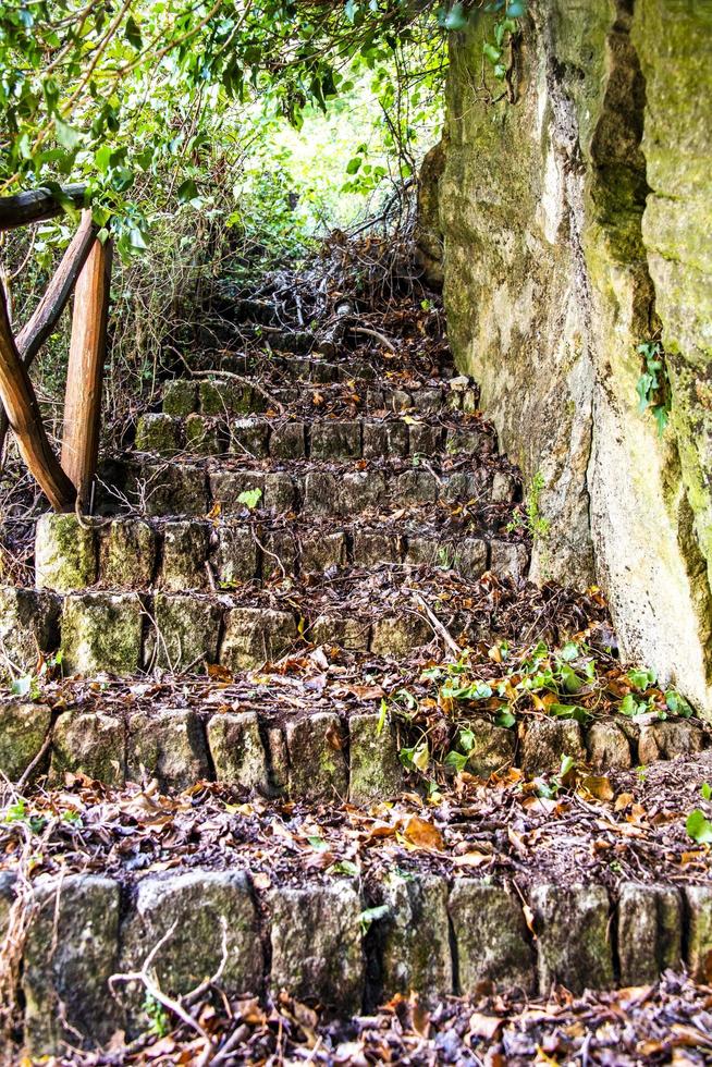 escadas de pedra velhas foto