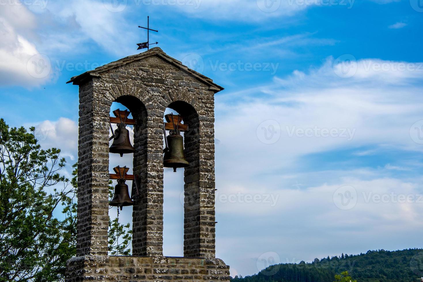 três sinos contra o céu azul foto