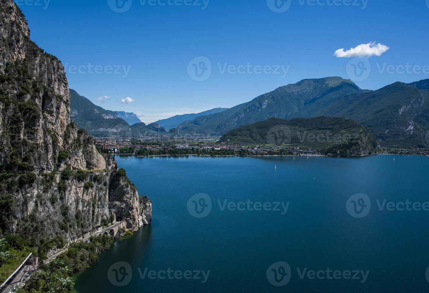 Lago Garda e as montanhas de Trentino Alto Adige foto