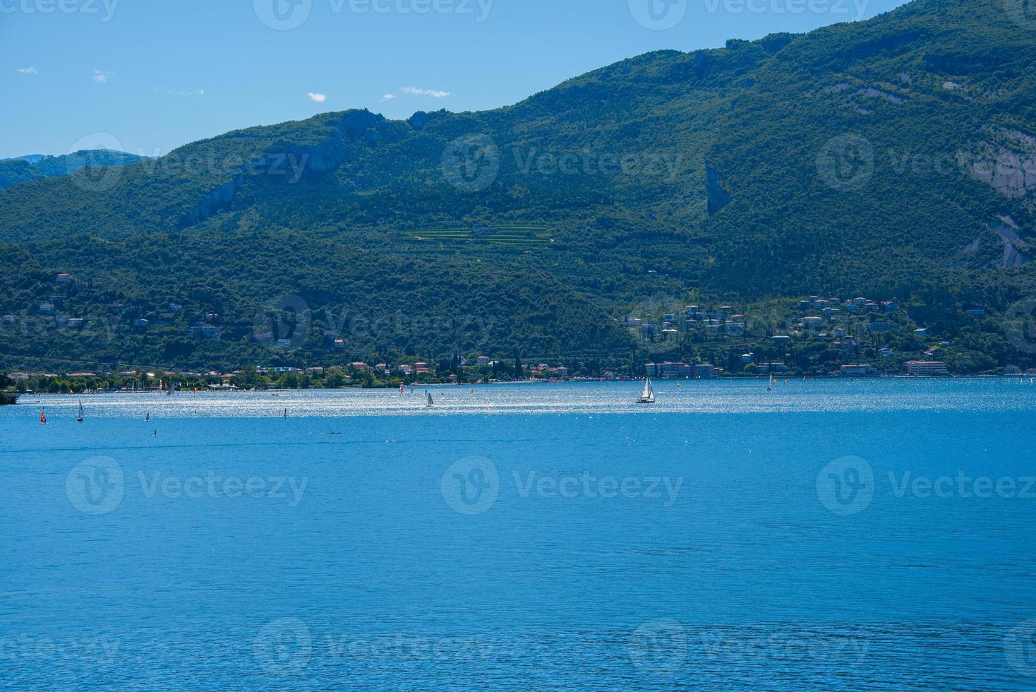 Lago Garda e as montanhas de Trentino Alto Adige foto