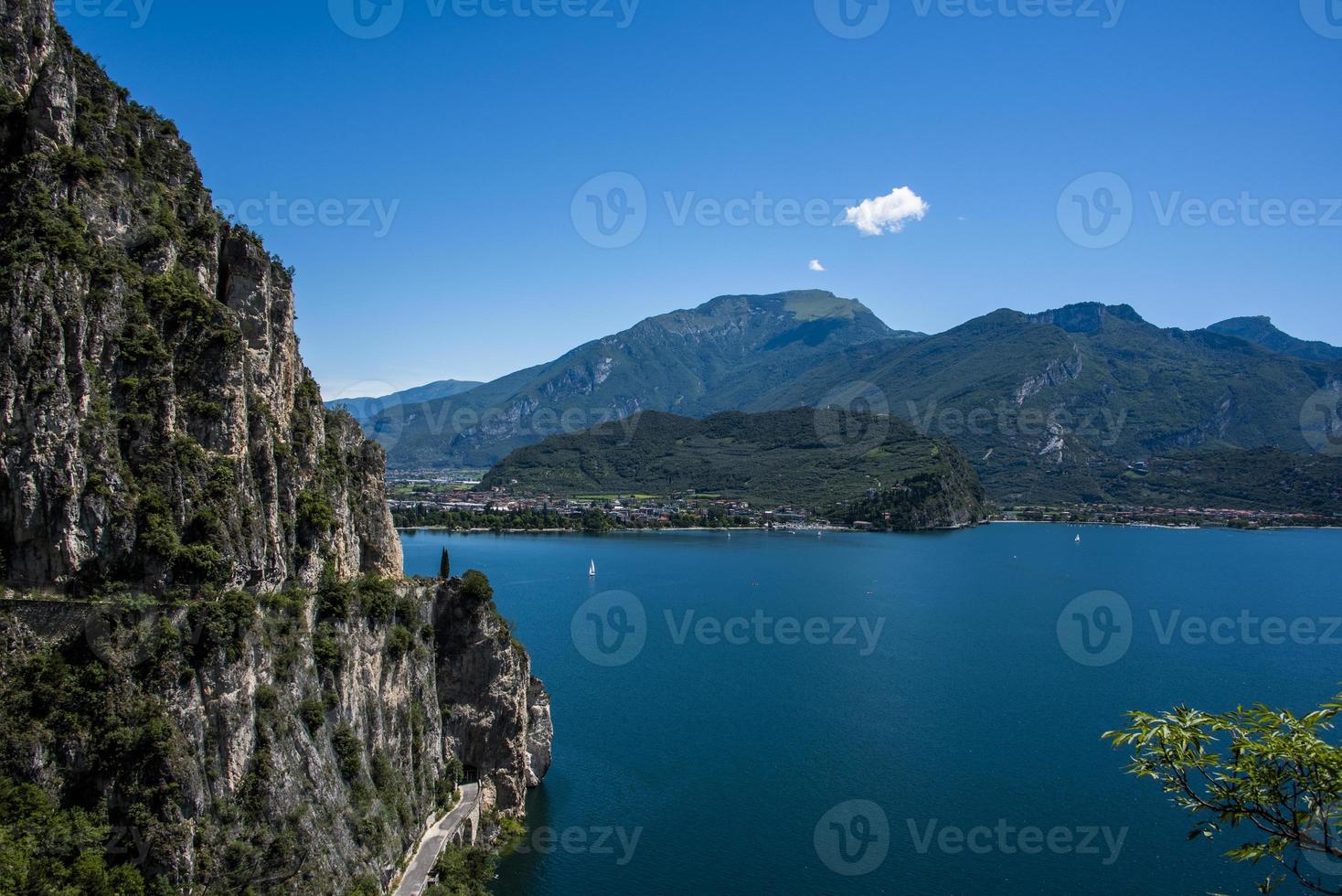 Lago Garda e as montanhas de Trentino Alto Adige foto