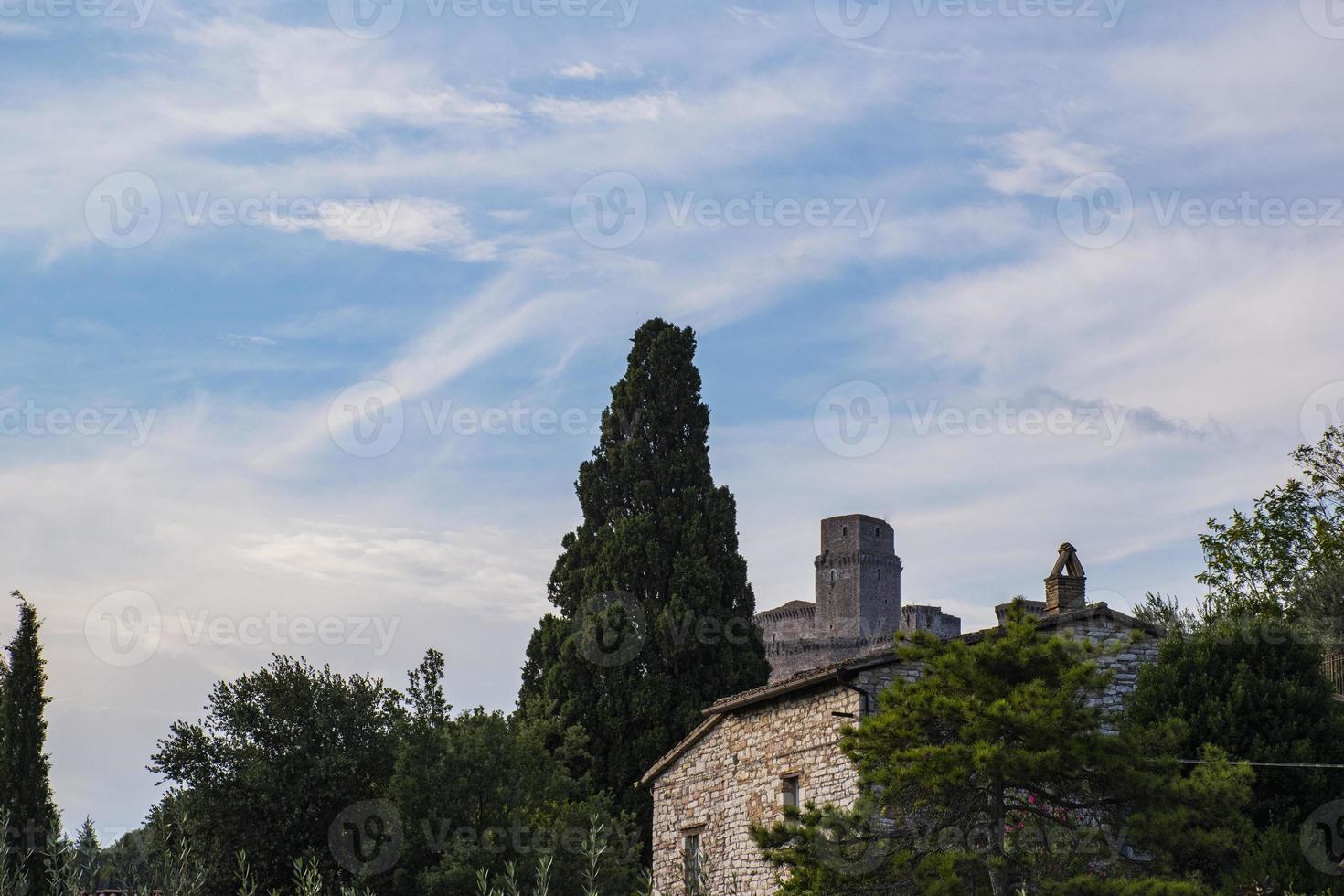 as torres de assis com céu azul e nuvens brancas foto