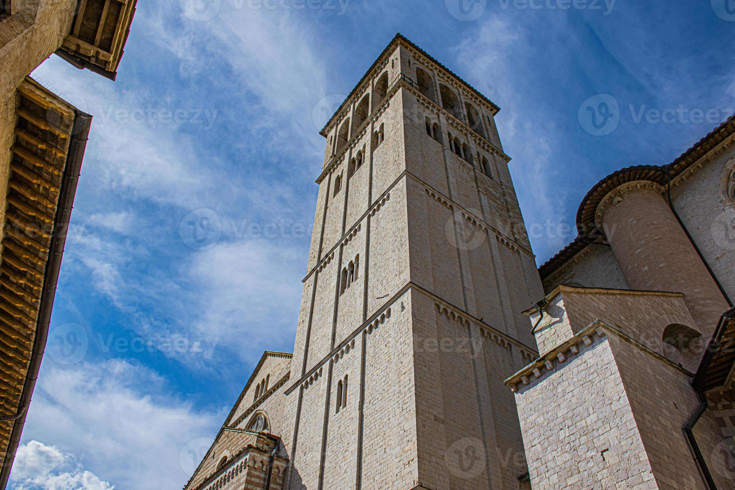 torre sineira com céu em assis perto de perugia durante um dia ensolarado foto