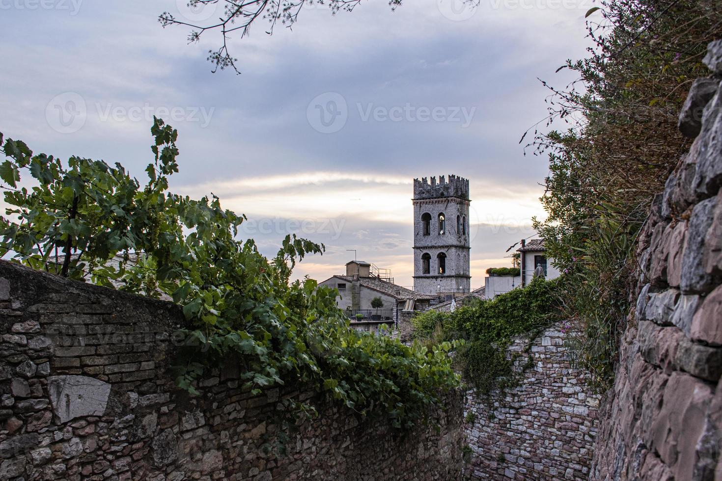 torre sineira com céu em assis perto de perugia foto