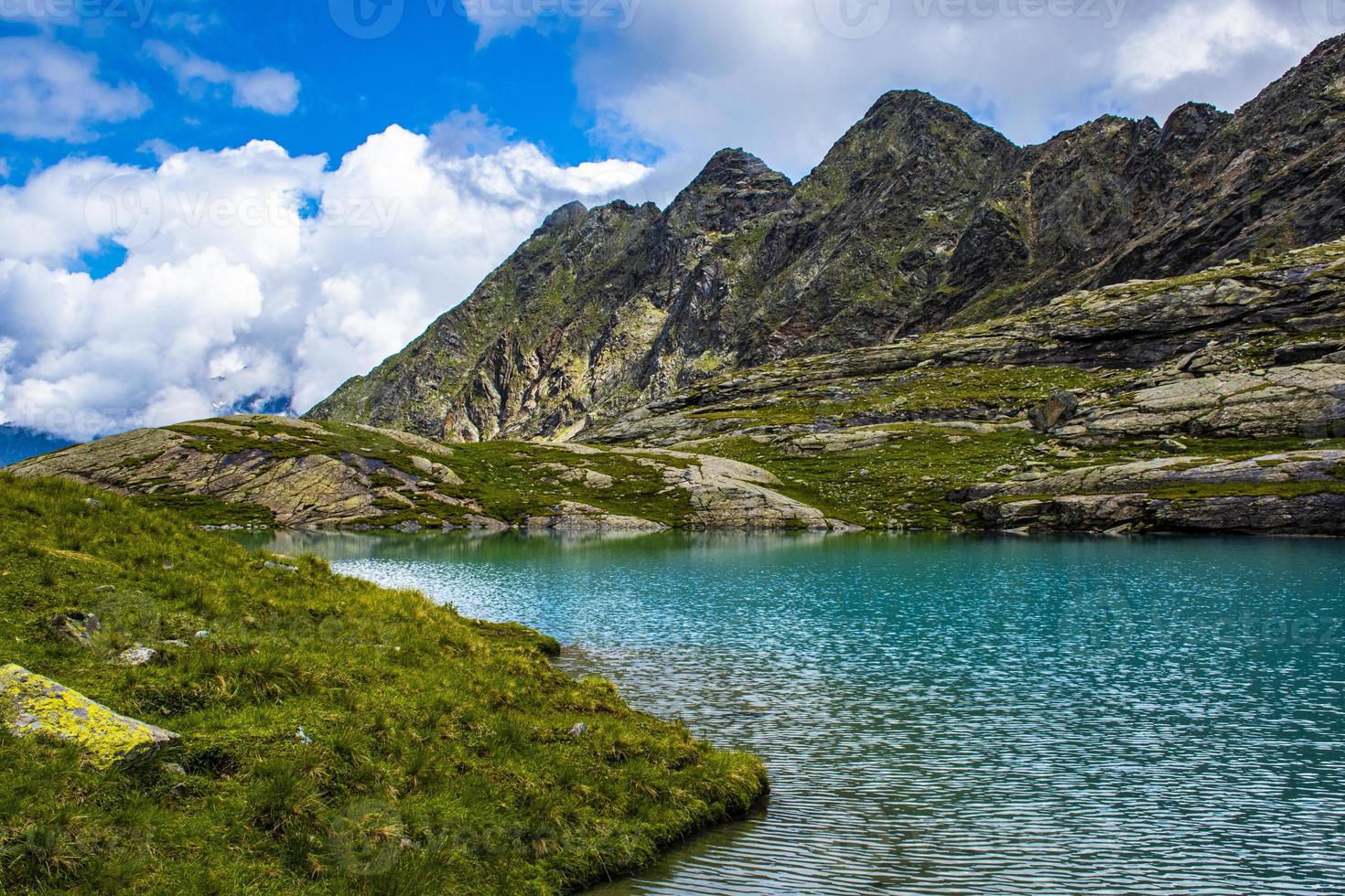 pequeno lago alpino nos Alpes austríacos do Tirol foto