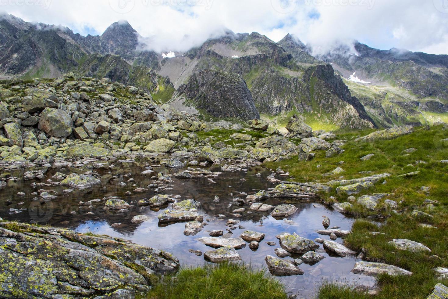 pequeno lago alpino nos Alpes austríacos do Tirol foto